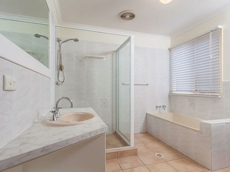 Spacious Family Home! - Photo 5