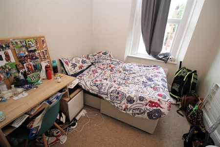 3 bedroom flat to rent - Photo 4