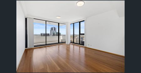 Modern Two-Bedroom Apartment with Breathtaking Views in the Heart of Parramatta - Photo 3