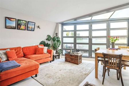 Bright split-level two bedroom home on the top floors of a period conversion - Photo 3