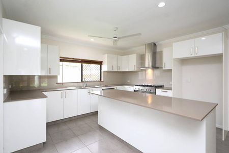 Exceptional Fully Airconditioned & Tiled Family Entertainer - Photo 2