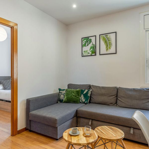 Stunning 2-Bedroom Apartment with Sea Views in Barceloneta - Photo 1