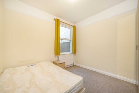 Pitcairn Road, CR4, London - Photo 2