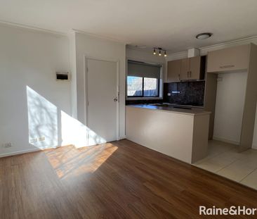 Spacious one bedroom unit - Photo 5