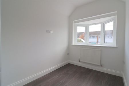 4 bedroom semi-detached house to rent - Photo 2