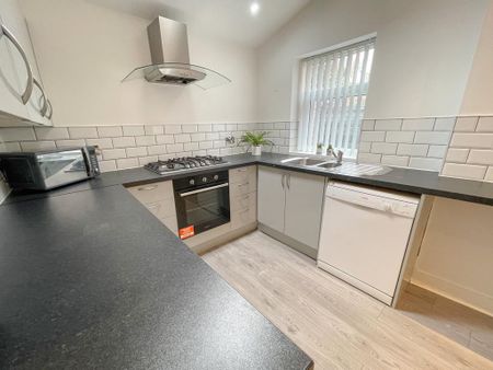 6 bedroom terraced house to rent - Photo 3