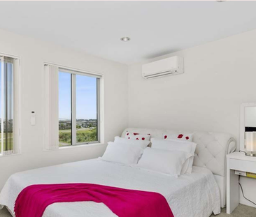 Modern Family Living with panoramic views - Photo 6