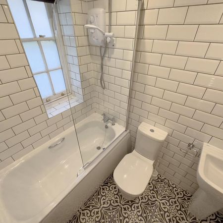 1 bedroom in a house share to rent - Photo 4