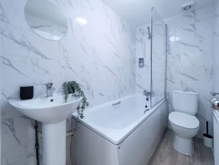 2 Bed Flat, Hammersmith Road, W14 - Photo 5