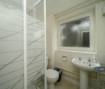 1 bedroom in a flat share to rent - Photo 3