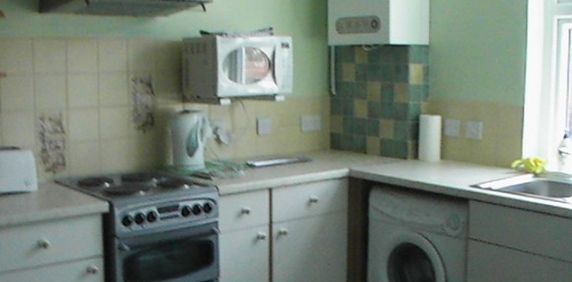 Superb 4 bed property AVAILABLE IMMEDIATELY in Hyde park, Leeds. - Photo 2