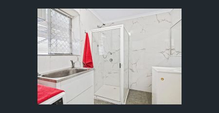 DUAL LIVING FAMILY HOME WITH POOL! GET IN QUICK FOR SUMMER! - Photo 2