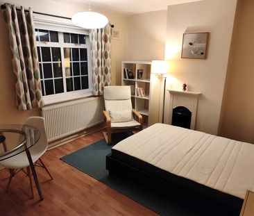 Room in a Shared House, Tweeddale Road, SM5 - Photo 5
