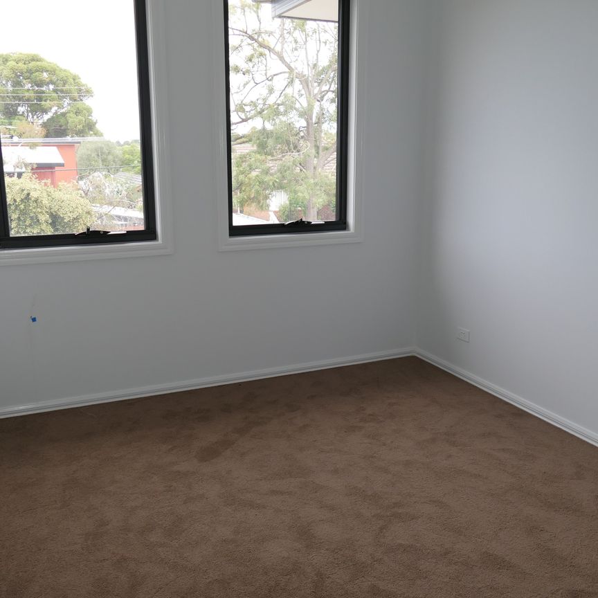 26B Raymond Street, Ashwood VIC 3147 - Townhouse For Rent | Domain - Photo 1