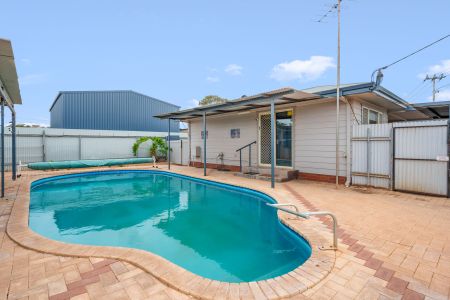 Spacious Family Home Opposite the Kalgoorlie Racecourse - Photo 4
