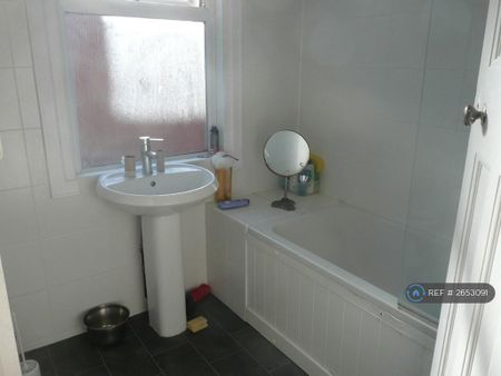 1 bedroom in a house share to rent - Photo 5