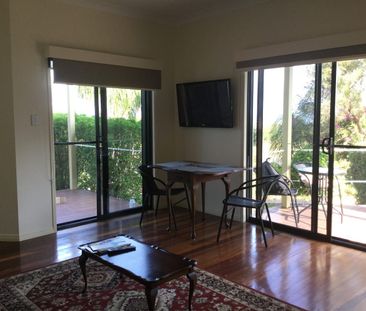 NEAT FURNISHED 2 BED UNIT @ $500 PER WEEK BOTTOM FLOOR ONLY. - Photo 2