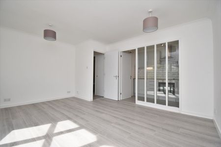 Flat to rent - Celestial Gardens, London, SE13 - Photo 3