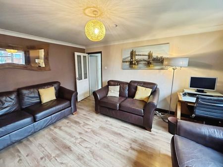 2 bedroom Flat To Let Total Size: 700 SQ FT - Photo 3