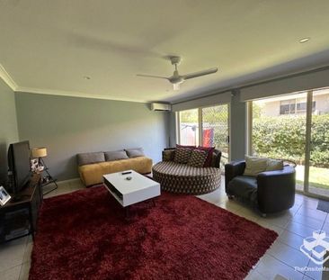 Morden Split-Level Townhouse with options for short stay and furniture - Photo 4
