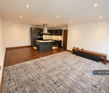 3 bedroom flat to rent - Photo 3