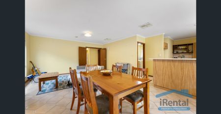 2 bedroom, large living, low maintenance family home - Photo 2