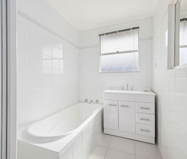 Light Bright, Manicured Garden - Three Bedroom Home - Photo 4