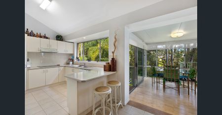 Family Home Backing Bushland Reserve - Photo 4