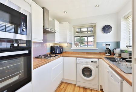 3 bedroom Bungalow To Let - Photo 5