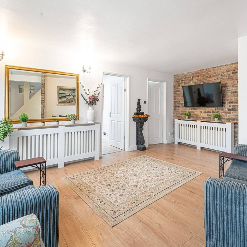 3 Bed Detached House, Agincourt Road, NW3 - Photo 1