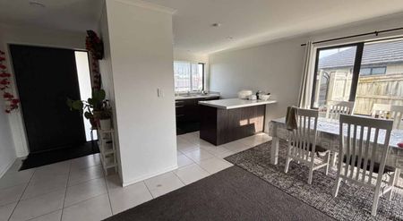 THREE BEDROOM - FEILDING - Photo 2