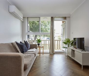 Renovated 2 bedroom apartment - Photo 1