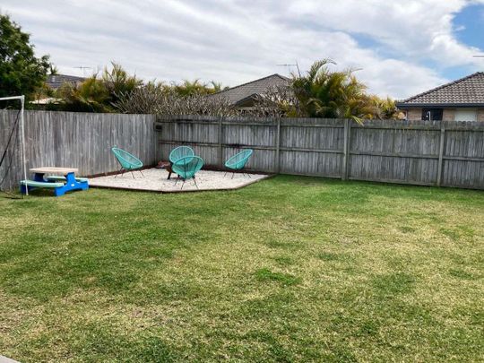 Single level 5 bedroom with large fully fenced yard - Photo 1