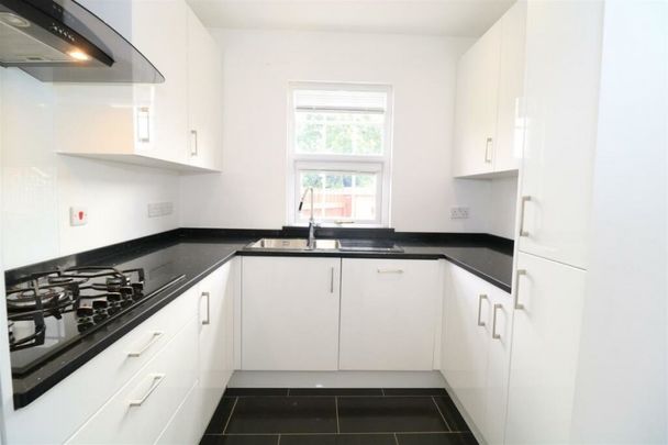 Frythe Close, Kenilworth-Near Kenilworth School Catchment. - - Photo 1