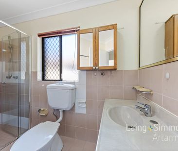 Spacious, Bright & Airy Townhouse. Timber floorboards throughout - Photo 6