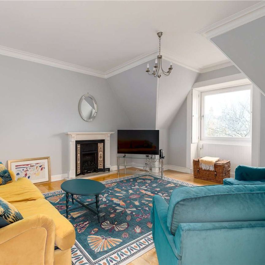 A beautifully presented, fully furnished three-bedroom, ideally positioned on a highly desirable street in Murrayfield. - Photo 1