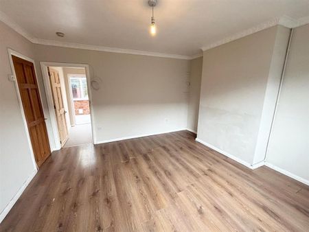 4 bedroom end of terrace house to rent - Photo 4