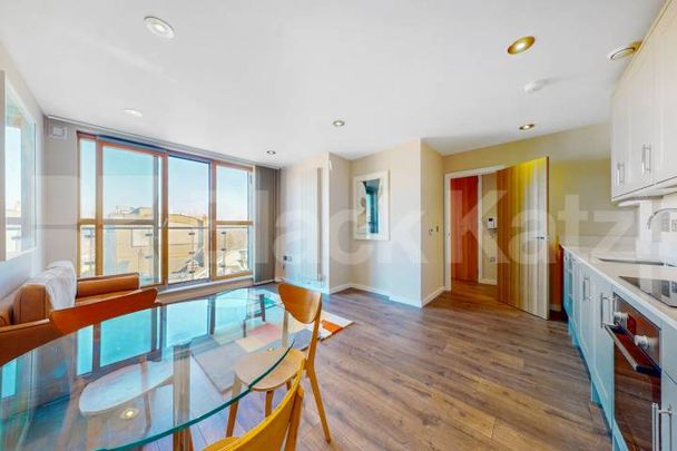 Stylish dual aspect apartment with three balconies & communal roof terrace - Photo 1