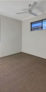 Spacious 3 Bedroom Townhouse with Double Garage - Photo 3