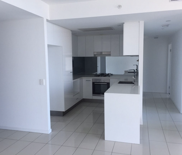 Stunning 3-Bedroom Apartment with Broadwater Views - Photo 3
