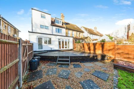 2 bedroom flat to rent - Photo 2