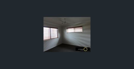 Stylish Three-Bedroom Townhouse in Prime Carina Heights Location - Photo 2