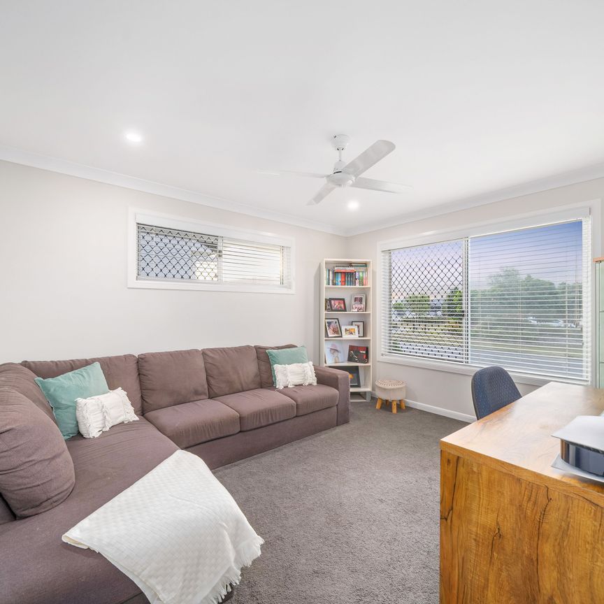 Cosy 5 Bedroom Nestled in the highly sought-after North Harbour Community - Photo 1