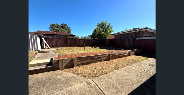 Family Home in Peaceful Edensor Park! - Photo 1