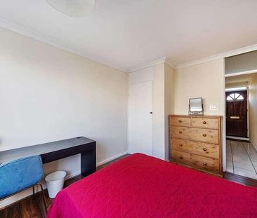 Churchill Gardens, Pimlico, SW1V - Photo 1