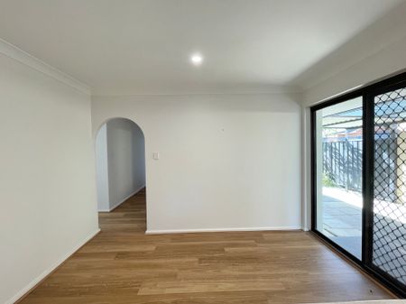 Spacious 3 x 1 Home - 6 month lease only - Photo 3