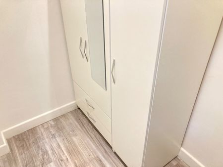 Room in a Shared House, Very Near Western Gardens Area, W5 - Photo 3