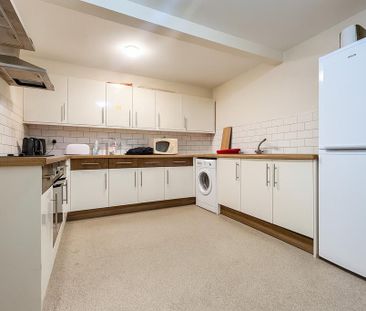 1 bedroom in a house share to rent - Photo 2