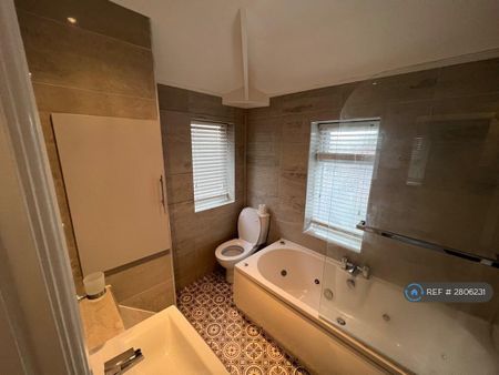 3 bedroom semi-detached house to rent - Photo 3