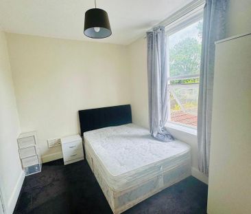 1 bedroom in a flat share to rent - Photo 3